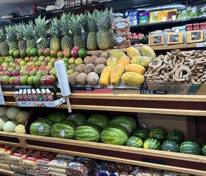 estantería de deliciosas frutas en la placita market